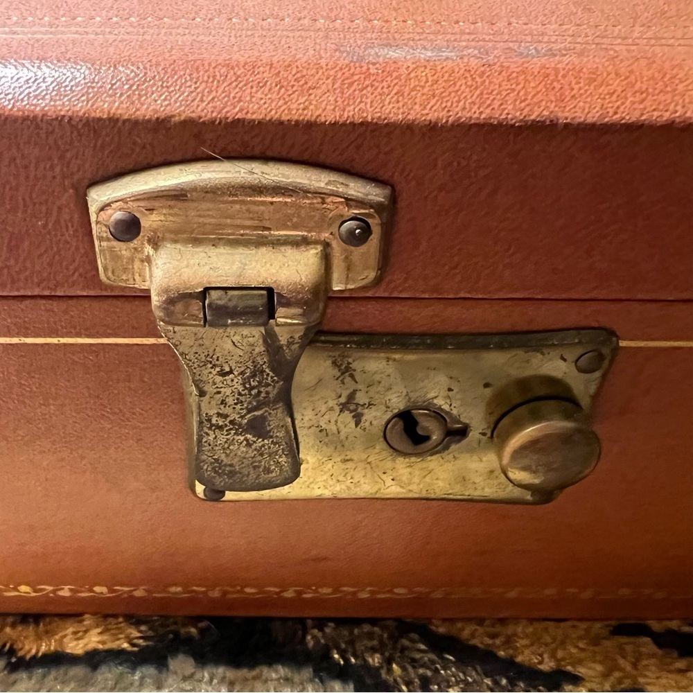 Elegant Vintage Brown Faux Leather Jewelry Box & Green Velvet Lining - Picture 9 of 16